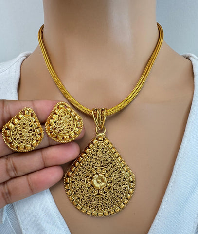 Antique Plain Gold Drop Pendant Set