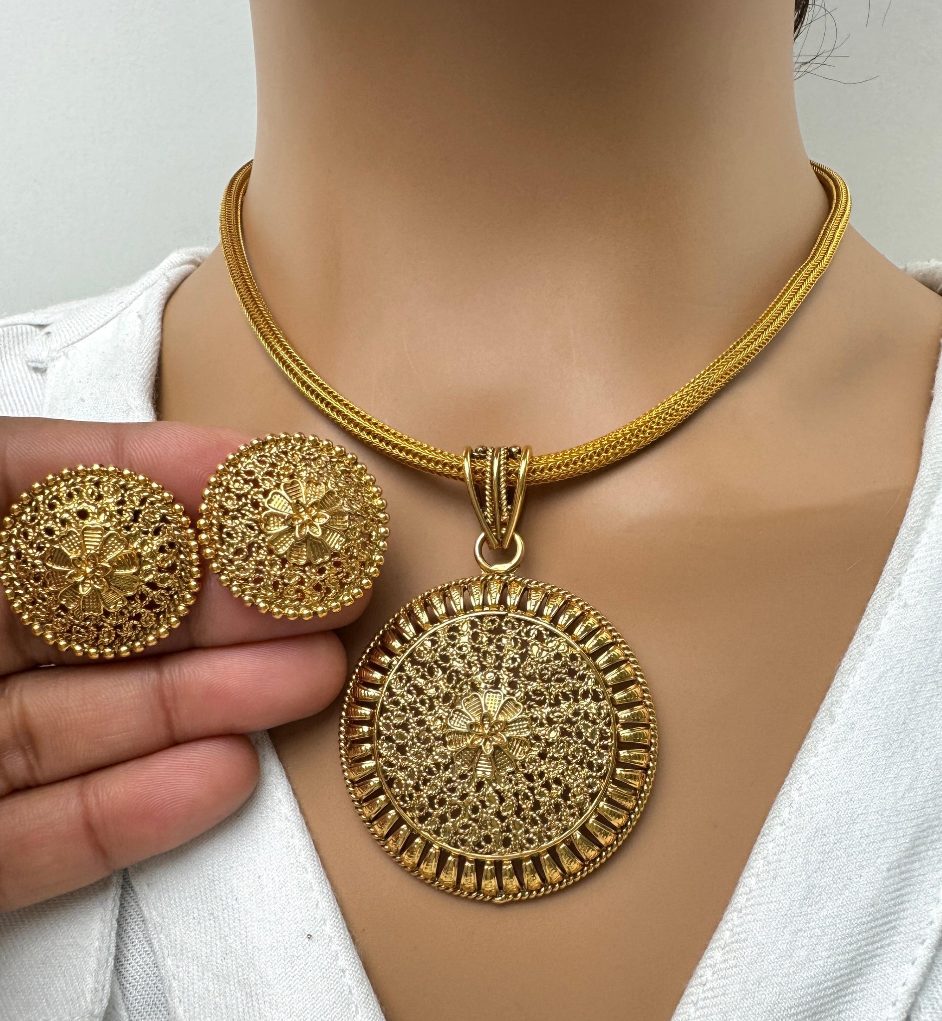 Antique Plain Gold Circle Pendant Set