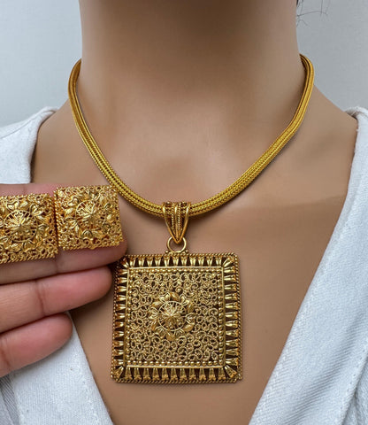 Antique Plain Gold Square Pendant Set with Earrings